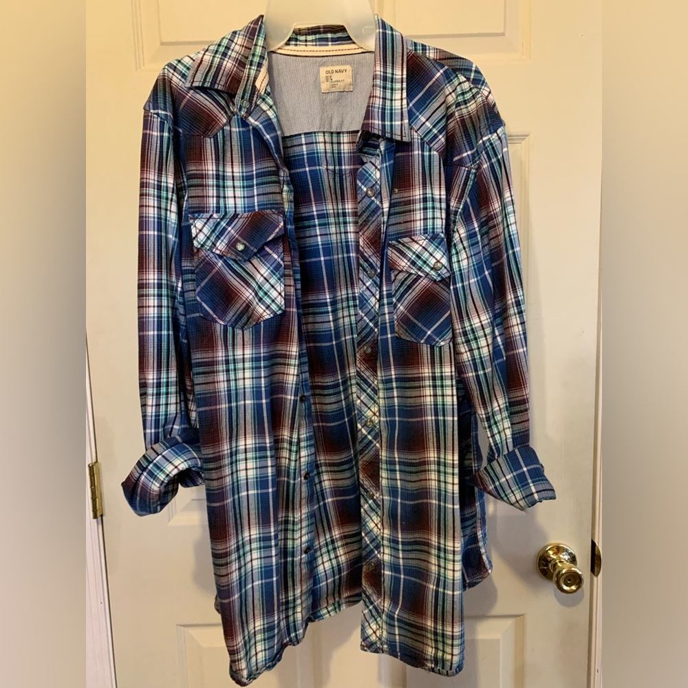 Old Navy size large classic fit vintage long sleeve; ptp 23”; sh-hem 30”